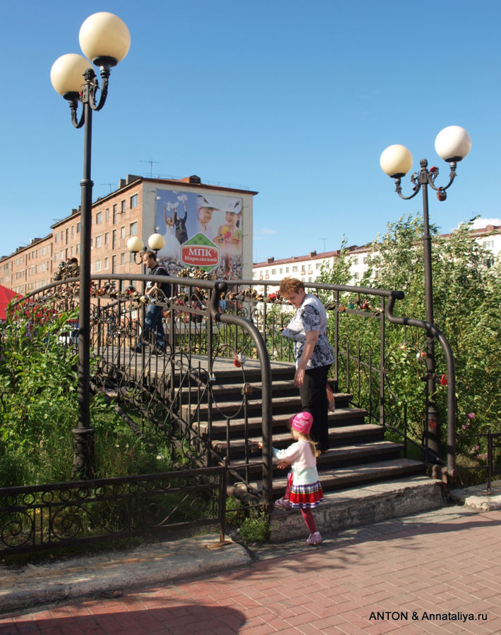 Мост Поцелуев — кстати, тоже через наземные коммуникации.