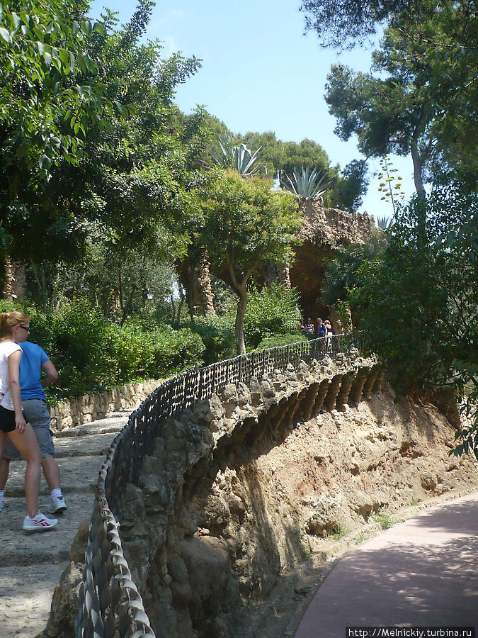Прогулка в парке Гуэля Барселона, Испания