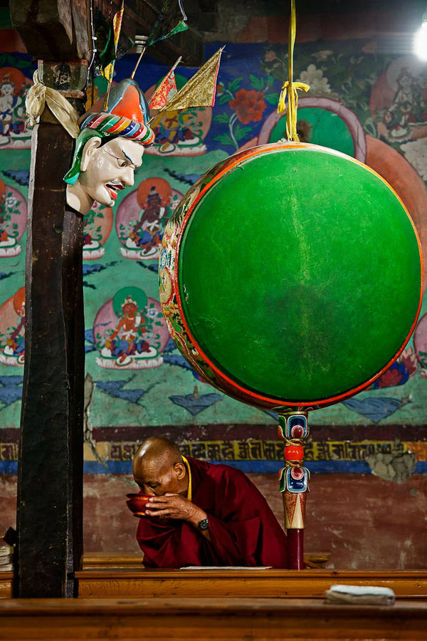 Молитва в буддистском монастыре Тиксей. Ладакх Индия