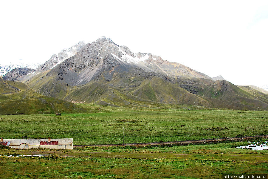 Железная дорога на высоте 4300 метров на фоне шеститысячника Перу