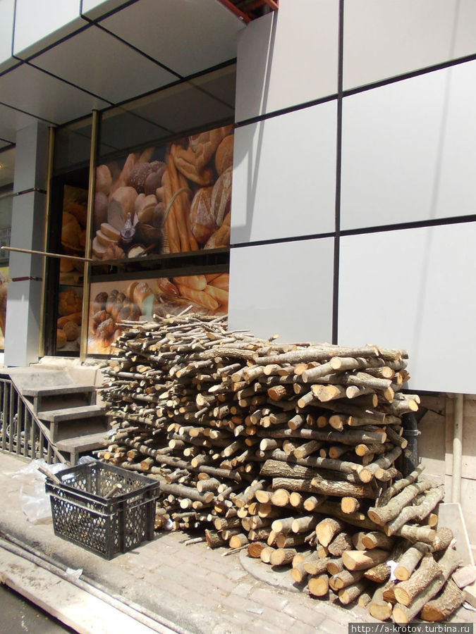 товары на любой вкус — и хлеб, и дрова Стамбул, Турция