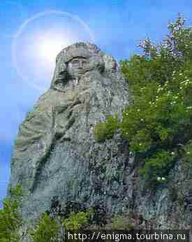 Фигура Божьей Матери в скале на острове Патмос. Республика Алтай, Россия