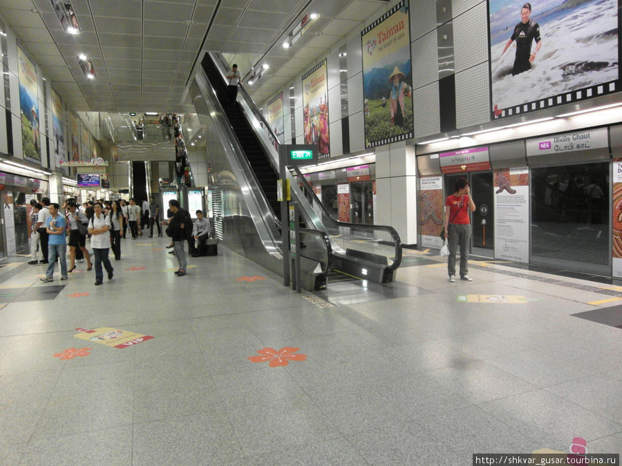 Станция метро. Всё закрыто, а табло показывает, через сколько поезд приедет (а не как у нас — когда он уехал) Сингапур (город-государство)