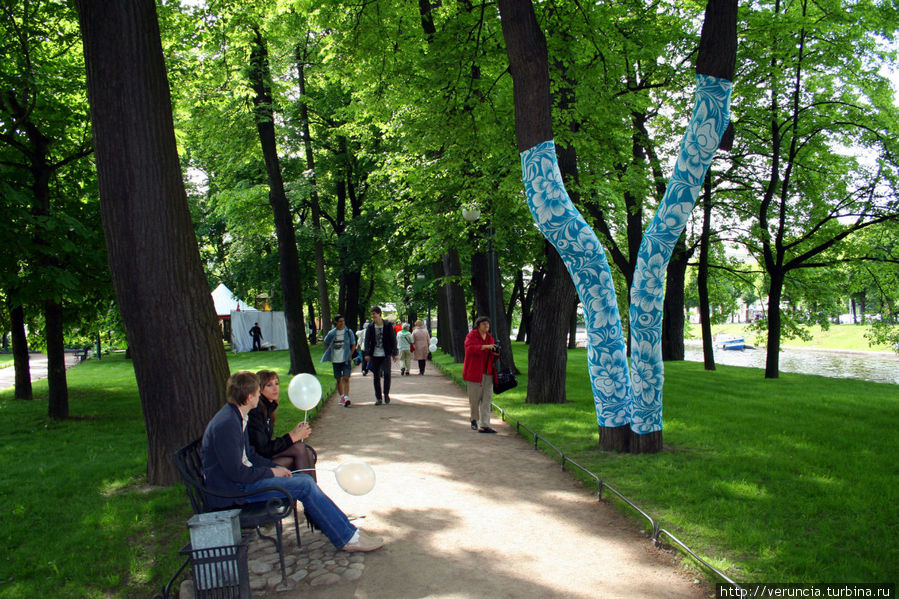 Меня повеселили деревья в вязаных чулках Санкт-Петербург, Россия