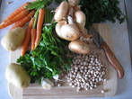 Традиционный набор для зимнего супа: свежие овощи и горох-нут.