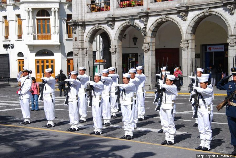 Арекипа, февраль 2012
Военный парад на Пласа-де-Армас Арекипа, Перу