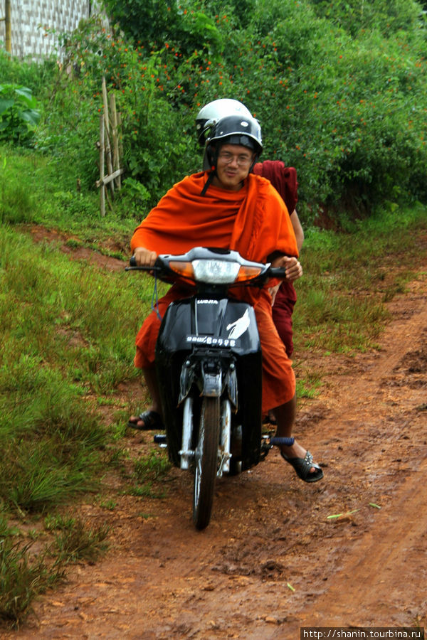 Монах на мотоцикле — никакого уважения к своему сану Кало, Мьянма