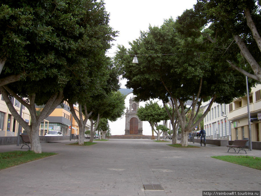 Площадь и церковь в городке Гуимар Гуимар, остров Тенерифе, Испания