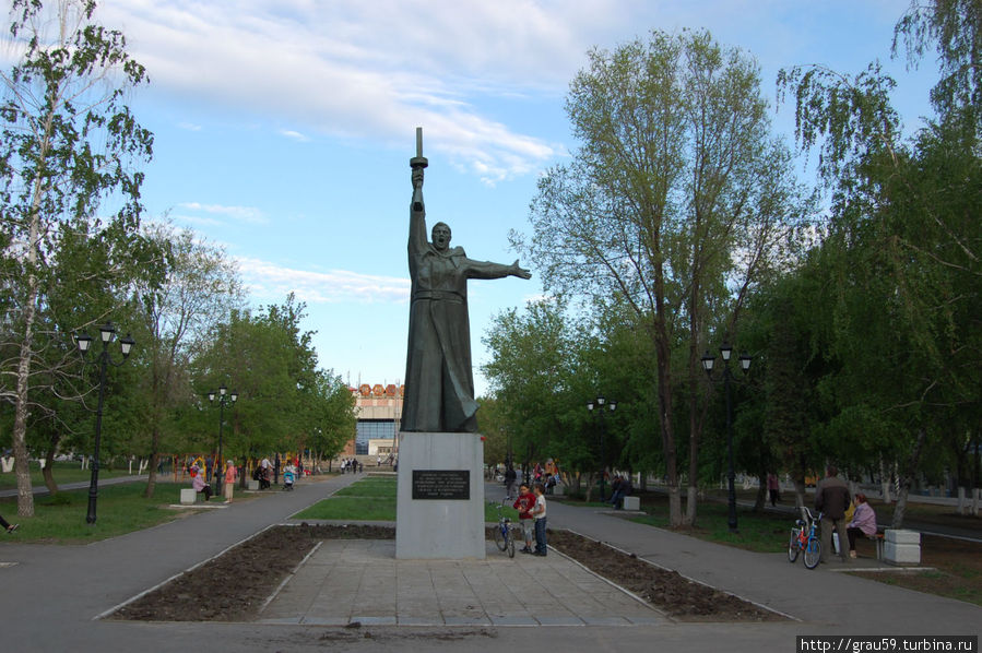 Сквер, где расположен памятник Саратов, Россия