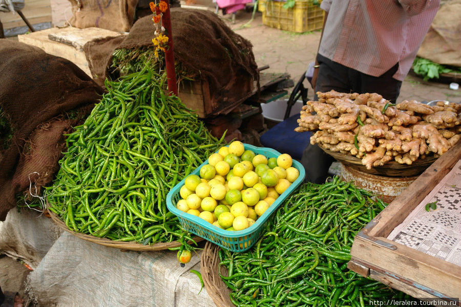 Рынок в Мулунде — благополучном районе Мумбаи. Продают лайм, перец и имбирь Мумбаи, Индия