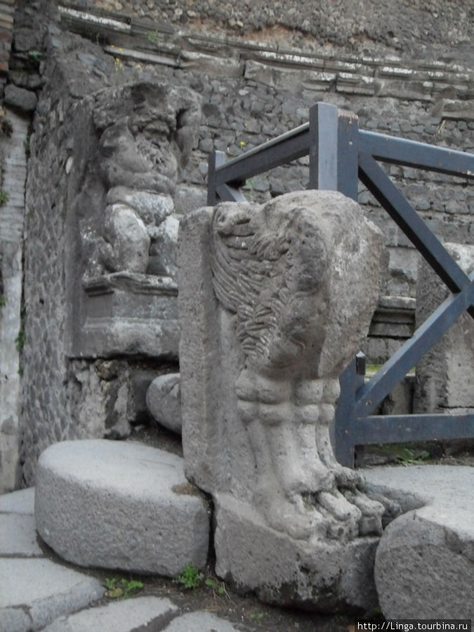 Фрагмент украшения малого театра. Помпеи, Италия