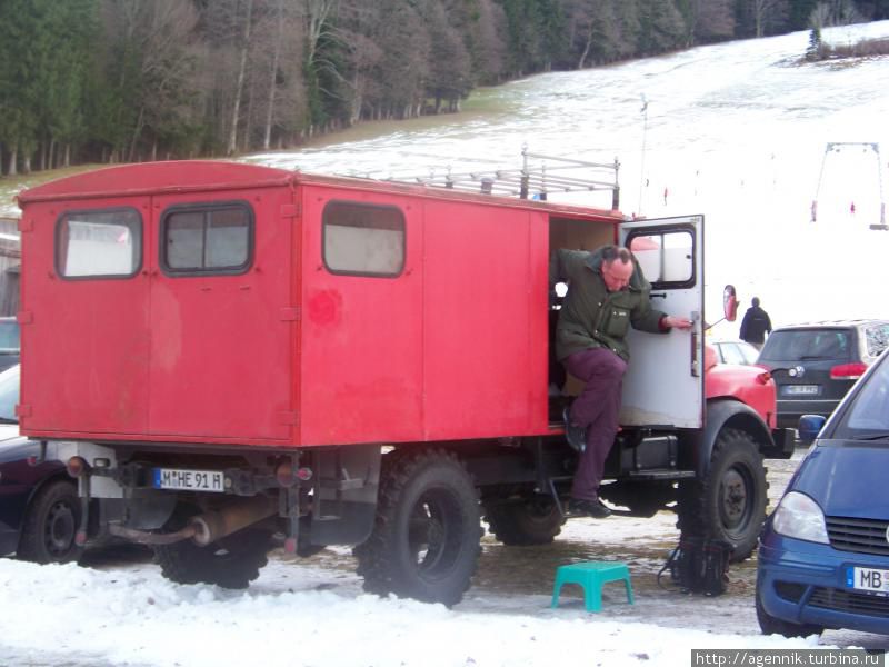 Из этого армейского вездехода Ганомаг баварская семья сделала что-то вроде дома на колесах для выездов на горнолыжные трассы — снимок на парковке горнолыжного курорта под Тегернзее Земля Бавария, Германия