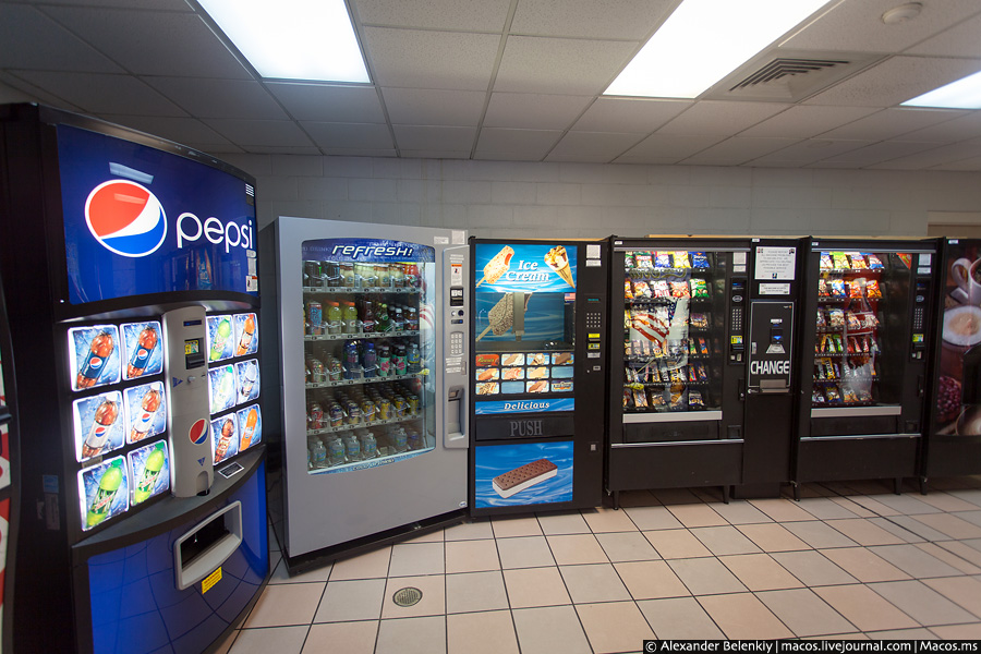 Здесь же можно купить газировку и снэки, иногда продают мороженое. Все автоматы принимают банковские карты, а специальный аппарат даёт сдачу, если у вас крупная купюра. Штат Флорида, CША