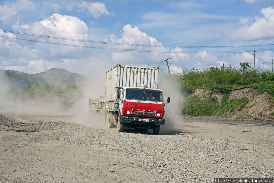 Колымская трасса — отдельная тема. Она соединяет Магадан и Якутск. И проходит через Сусуман, который расположен на 627-м километре от Магадана. В сухое время эта дорога просто уникально пыльная. Сусуман, Россия