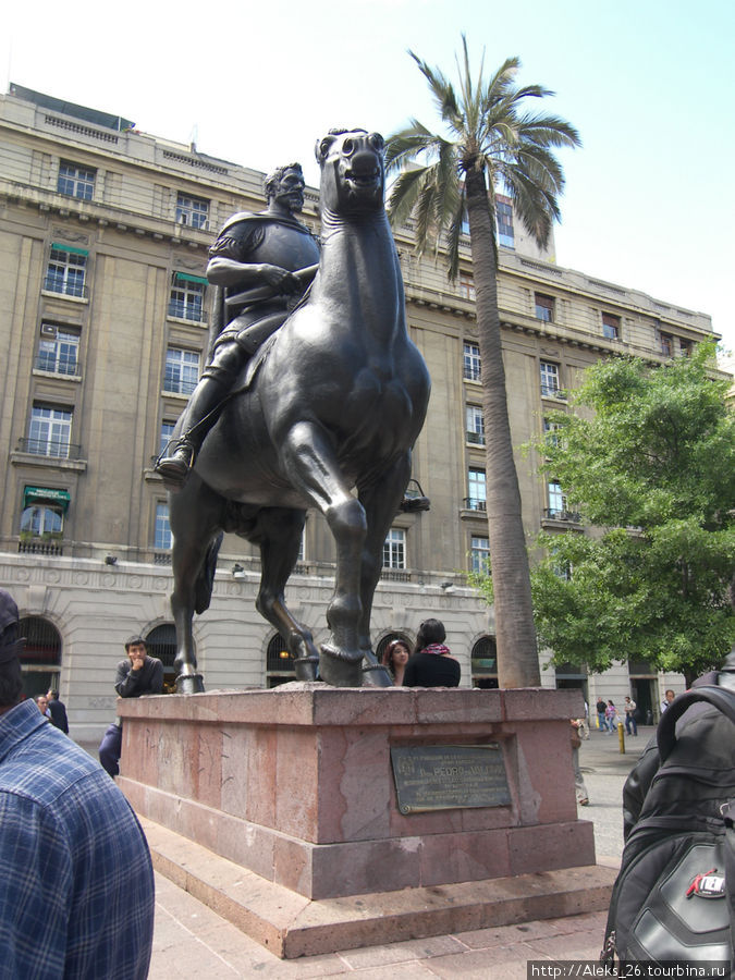 На площади Паласа де Армас стоит памятник первому губернатору Чили и основателю Сантьяго — Педро де Вальдивия. Сантьяго, Чили