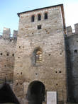 Центральная башня, над воротами