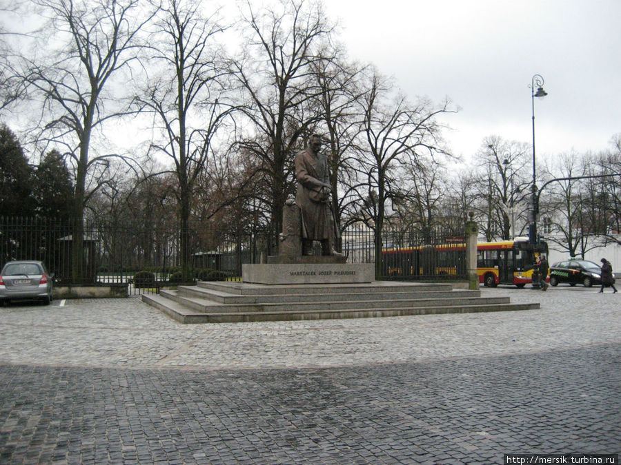 Памятник маршалу Юзефу Пилсудскому, великому деятелю национально-освободительного движения, предводителю легионов и главе Польского Государства в 1918-1922 годах, который в 1920 г. привёл Польскую армию к победе в польско-советской войне Варшава, Польша