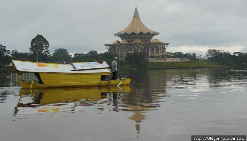 Лодки на реке Саравак Кучинг, Малайзия