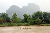 Лодка на реке Нам Сонг