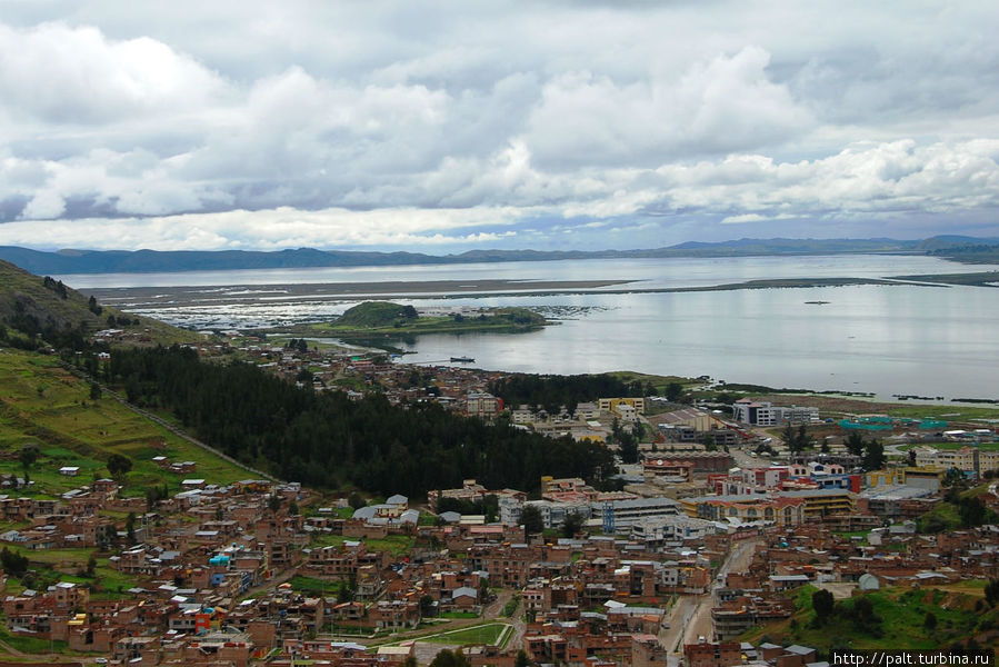 Пуно На заднем плане Отель Libertador Lake Titicaca Вдали на озере тростниковые заросли