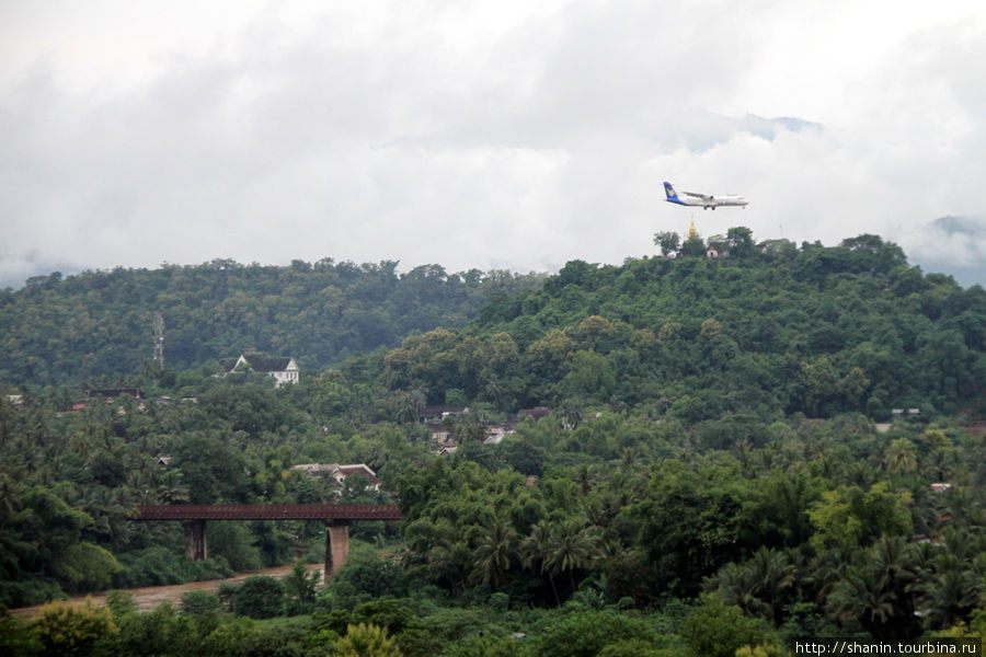 Самолет над вершиной холма Пуси Луанг-Прабанг, Лаос
