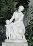 Зимний сад. Беломраморная скульптура «Первые шаги» французского мастера Лорана Маркеста (1848–1920) ​