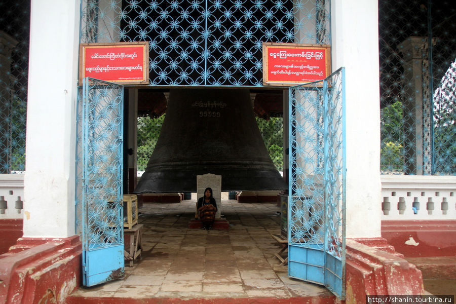 Вход в пагоду с колоколом Мингун, Мьянма