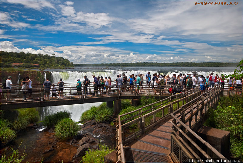 Туристы на смотровой площадке над водопадом Аргентина