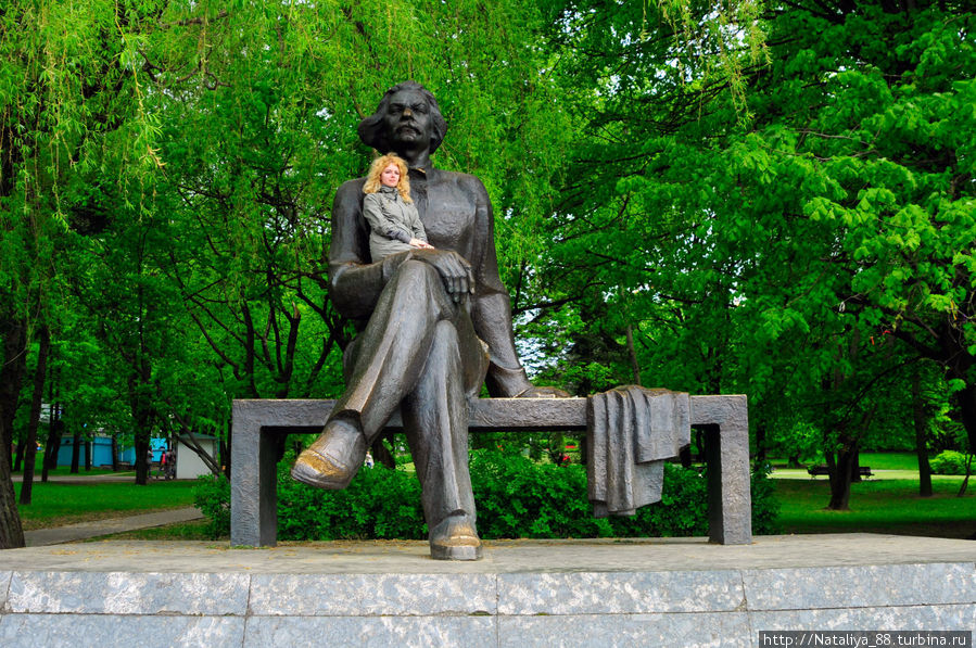 Памятник Максиму Горькому. Установлен в одноименном парке в 1981 году. Минск, Беларусь