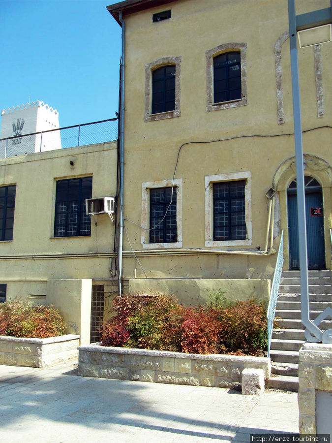 Это здание протестантской общины. На стенах — следы пуль, которые попали в здание во время Шестидневной войны. Хайфа, Израиль