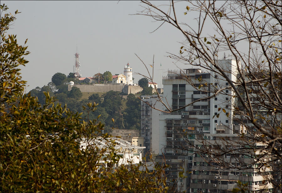 Вид на вторую крепость города — Форталеза-да-Гуя. Про неё я расскажу с следующий раз Полуостров Макао, Макао