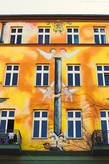 История street-art-культуры и в Берлине началась в 80-х годах, когда американский сектор был оплотом панков, неформалов и турецких иммигрантов. В то время как восточная сторона Берлинской стены была монотонно-серой, западная была произведением искусства.