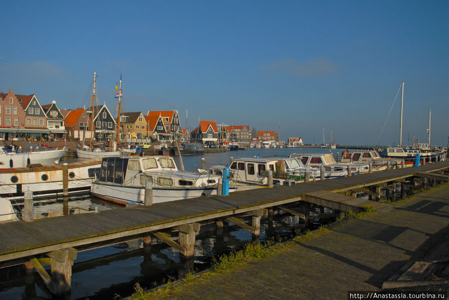 Здесь продают молодую селедку и гуляют по набережной Волендам, Нидерланды