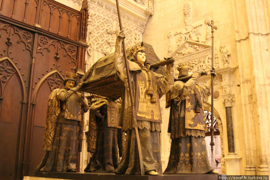 В саркофаге хранится прах Колумба Севилья, Испания
