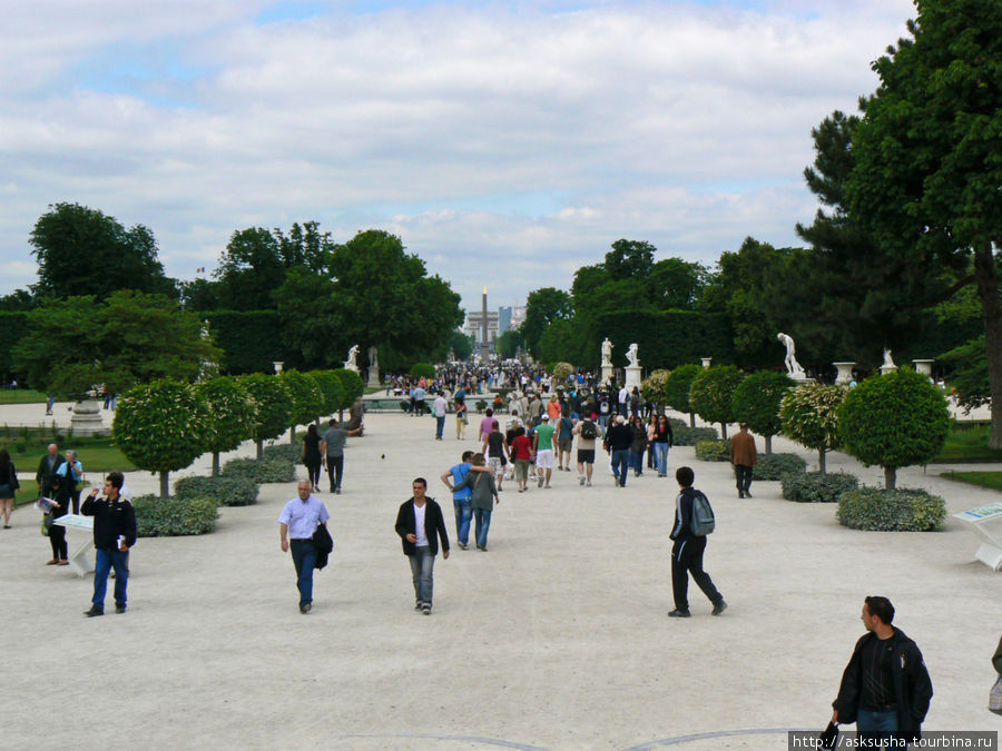 Через сад Тюильри проходит Большая ось Парижа, соединяющая Арку Карузель, Триумфальную Арку и Большую Арку Дефанса. Париж, Франция