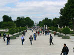 Через сад Тюильри проходит Большая ось Парижа, соединяющая Арку Карузель, Триумфальную Арку и Большую Арку Дефанса.