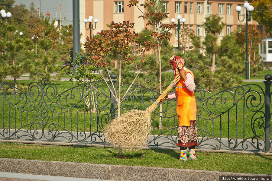 Уборка происходит с помощью мегавеника Самарканд, Узбекистан