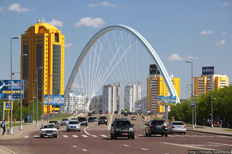 26. Напротив красивый мост с аркой по диагонали. Движение в новом городе очень понравилось, широкие дороги, пробок нет даже в будни. Казахстан