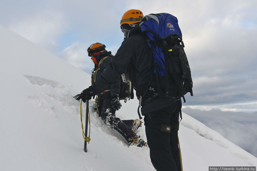 Наш гид проверяет состояние снега Котопакси стратовулкан (5897м), Эквадор