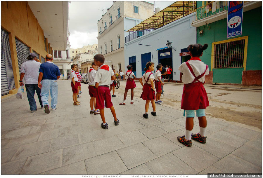 В Конституции Кубы записаны принципы: Обучение во всех учебных заведениях страны (начальная школа — университет) является одинаково доступным для всех и Образование является бесплатным. Эти принципы не просто декларируются, но имеют соответствующие гарантии их реализации. Кубинские дети бесплатно получают необходимые школьные принадлежности, школьную форму, в школах интернатах — обеспечивается бесплатное питание и безвозмездно выдаются предметы первой необходимости; во всех медицинских учреждениях страны школьникам и студентам оказывается бесплатная медицинская помощь и т.д. Гавана, Куба