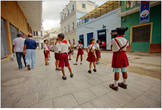 В Конституции Кубы записаны принципы: Обучение во всех учебных заведениях страны (начальная школа — университет) является одинаково доступным для всех и Образование является бесплатным. Эти принципы не просто декларируются, но имеют соответствующие гарантии их реализации. Кубинские дети бесплатно получают необходимые школьные принадлежности, школьную форму, в школах интернатах — обеспечивается бесплатное питание и безвозмездно выдаются предметы первой необходимости; во всех медицинских учреждениях страны школьникам и студентам оказывается бесплатная медицинская помощь и т.д.