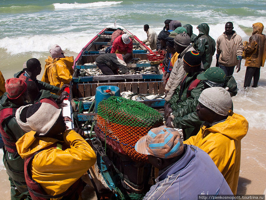 Рыбный рынок в Нуакшоте.  Прибрежные воды Мавритании чрезвычайно богаты рыбой. Мавритания