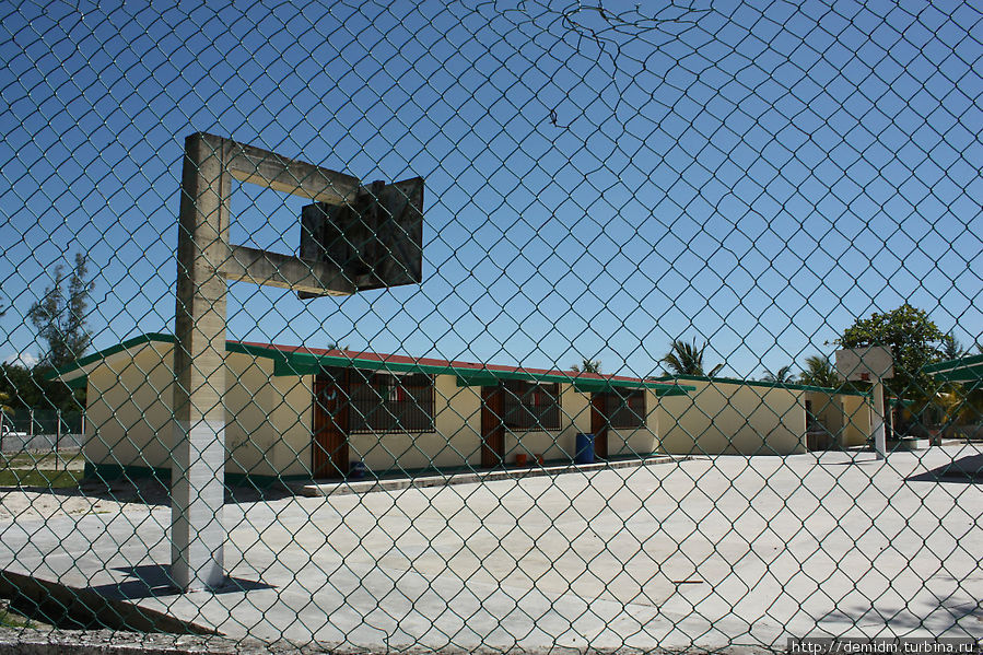Школа с решетками на окнах, больше похожая на тюрьму. Остров Холбос, Мексика