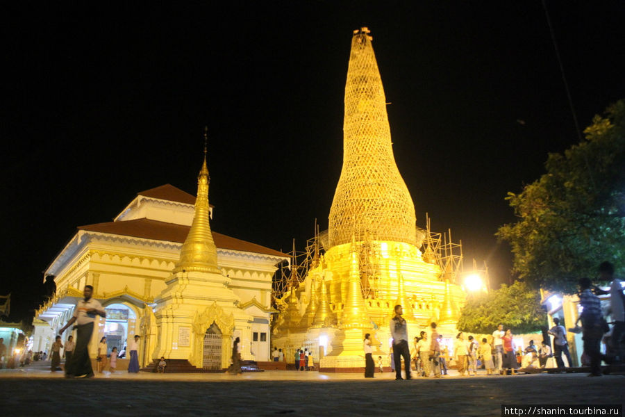 Подсвеченная ночью пагода Шве Сиен Кхон Монива, Мьянма