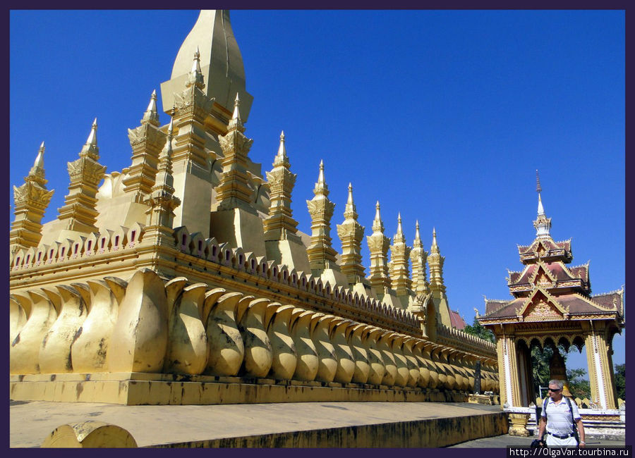 Великая ступа
Первый уровень представляет собой почти квадратное основание размером 68м  на 69 м, на котором находятся 323 священных камня, олицетворяющих материальный мир Вьентьян, Лаос