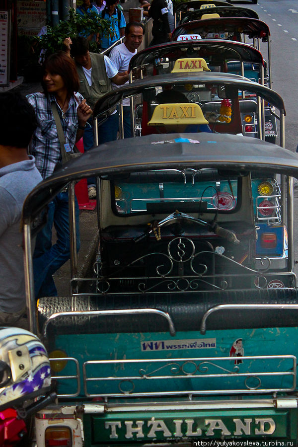 Еще немного о транспорте...
Поймать такси в Бангкоке — не проблема! Проблема — доехать туда, куда нужно и при этом остаться живым и желательно не покалечиться и не лишиться кошелька! Вообще по городу курсирует множество разноцветных такси, что очень явно бросается в глаза. Как пояснил наш гид, цвет такси означает уровень квалификации водителя! Так что учитывайте этот нюанс, прежде чем вас прокатят да еще и  с ветерком:) Паттайя, Таиланд