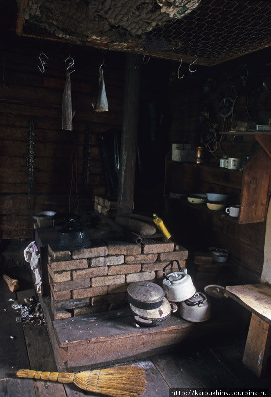 Печка — центральное место в избе. Иркутская область, Россия