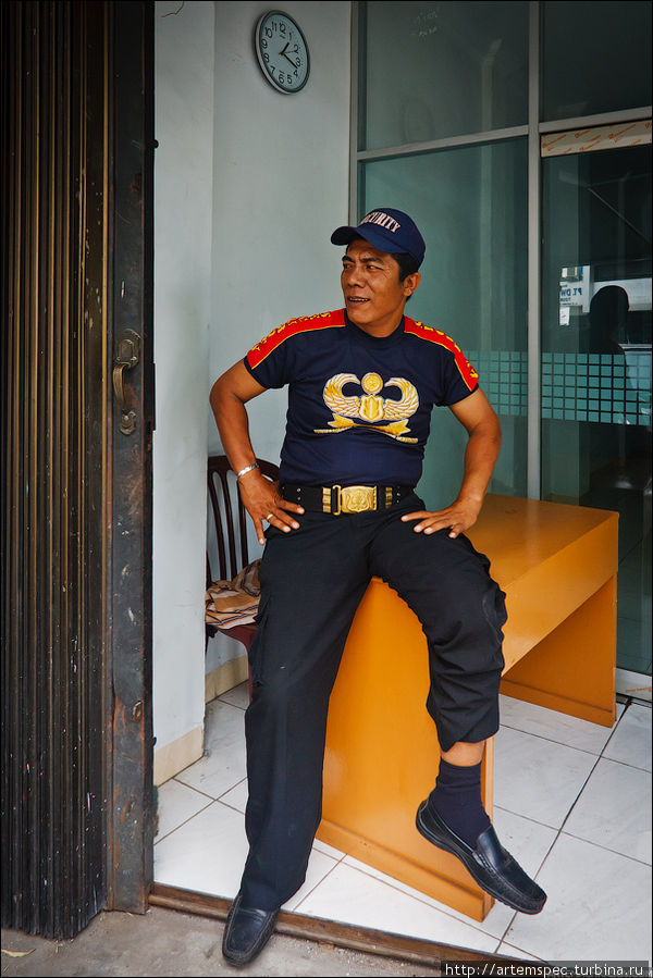 Еще один стильный охранник в центре города. Медан, Индонезия