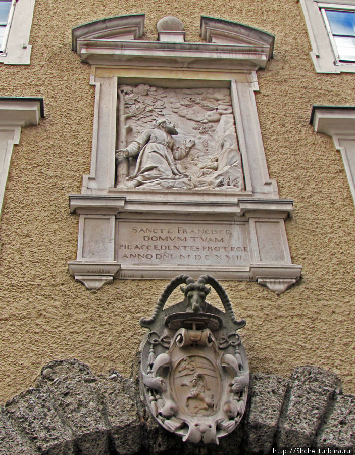 Барельеф в честь св.Франциска Ассиского. Он сыграл какую-то важную роль в становлении монастыря