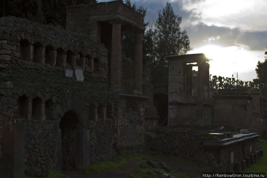 Погребённый под слоем вулканического пепла Помпеи, Италия